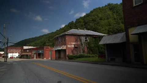 Scenes of a coal mining town in southern West Virginia showing abandoned houses 스톡 동영상 281601552