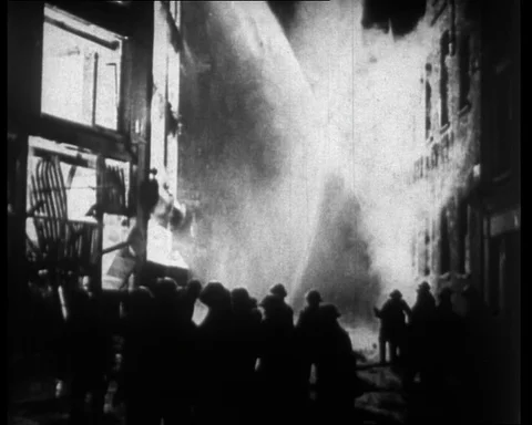 Scenes of firemen extinguishing fires during German air raids, London 1940 Vídeo Stock 132327617