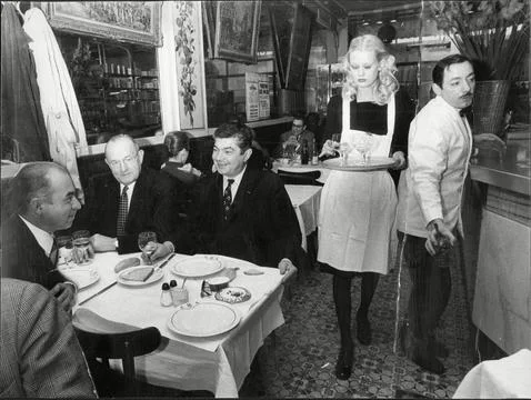 Scenes In A Paris Restaurant Stock-Fotos