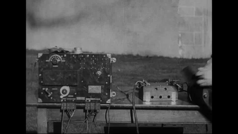 Scenes of signal corps demonstrate use of field telephone - 1918 Vidéo 86439571