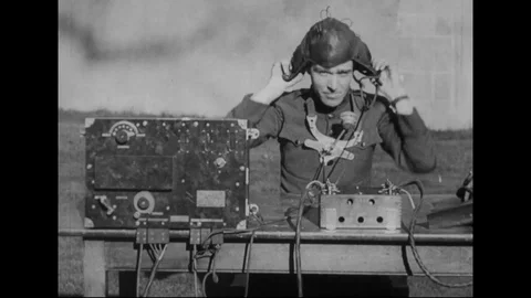Scenes of signal corps demonstrate use of field telephone - 1918 Vidéo 86439608