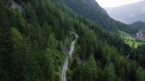 Scenic aerial view of mountain switchback roads in the Austrian Alps 库存影片 343547291