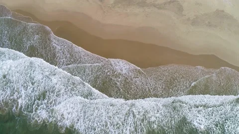 Scenic aerial view of ocean waves on a prestine sandy beach, southern Africa 库存影片 136431698