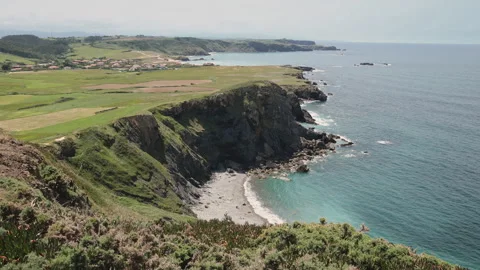 Scenic aerial view of the verdant cliffs and coastline of Asturias near Avilés 库存影片 341508289