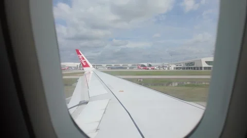 A scenic airplane window view at Kuala Lumpur International Airport 2 (KLIA2) Vídeos de archivo 329952984
