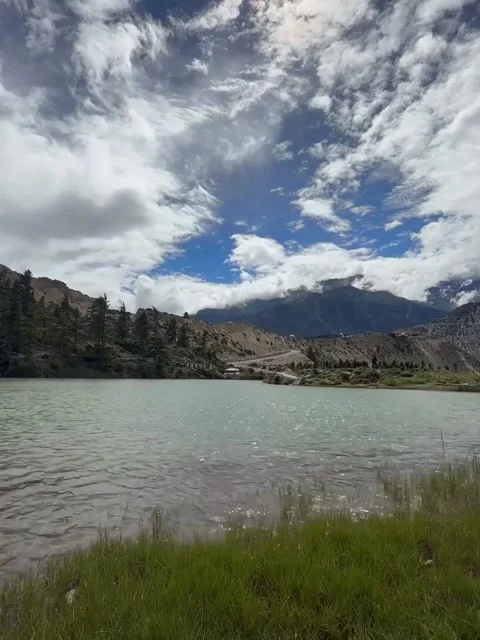 Scenic Alpine Lake With Dramatic Cloudy Sky 库存影片 341629803
