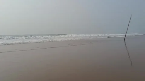 Scenic Beach Waves Under Clear Sky Vidéo 331114110