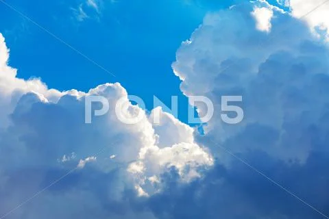 Scenic blue sky with clouds Stock-Fotos