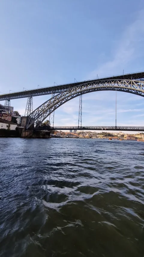 Scenic boat view of Dom Luís I Bridge crossing Douro river in Porto Video stock 335636727