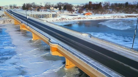 Scenic bridge over ice covered river in Winter Vídeo Stock 230511004