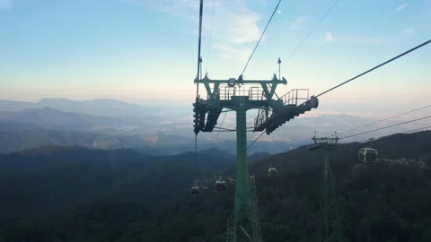 A scenic cable car glides above the lush mountains of Ba Na Hills 動画素材 327999601