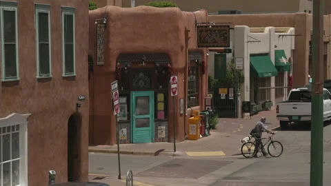 Scenic café in Adobe style building on corner of Water street. Santa Fe, USA. Vídeos de archivo 282801236