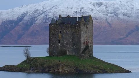 Scenic castle stalker reflecting during sunrise in scottish highlands 库存影片 334060865