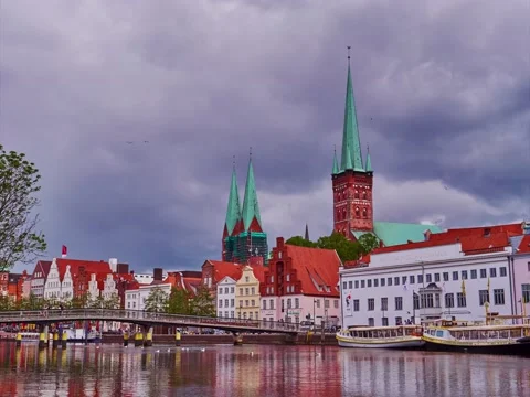 Scenic cloudy day view of the Old Town pier architecture in Lubeck Vídeo Stock 142950254