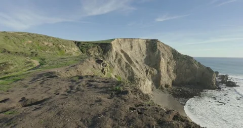 Scenic coastal cliffs overlooking the Pacific Ocean in California 動画素材 335727515