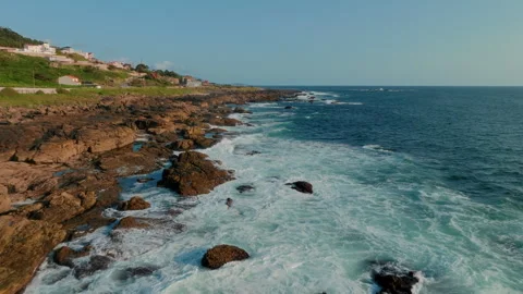 Scenic coastal view capturing the gentle interplay between sunlight, turquoise Vidéo 336285060