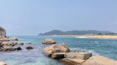 Scenic coastal view with large rocks and sandy beach in vietnam Vidéo 334084332