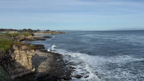 Scenic coastal view of rugged cliffs and pacific ocean waves in santa cruz, Stockbeeldmateriaal 334163995