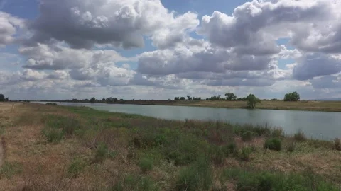 Scenic deep water ship channel under cloudy skies Vidéo 337724253