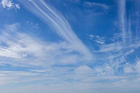 Scenic dramatic summer clouds. Cloudscape of bright blue sky. Cloud backgroun Foto stock