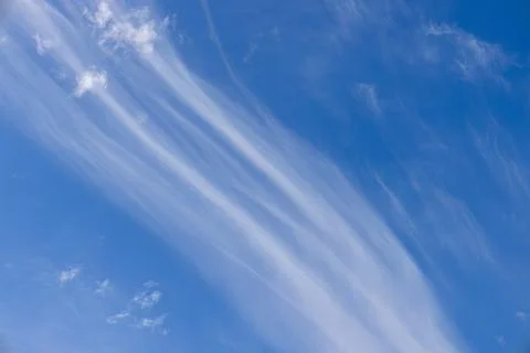 Scenic dramatic summer clouds. Cloudscape of bright blue sky. Cloud backgroun Foto stock
