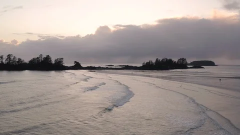 Scenic Drone Fly Over Of An Uncrowded Beach And Islands At Sunset Vídeo Stock 104529052