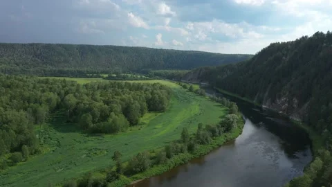 Scenic drone view of river Agidel and green rural field in summer Vídeo Stock 220175693