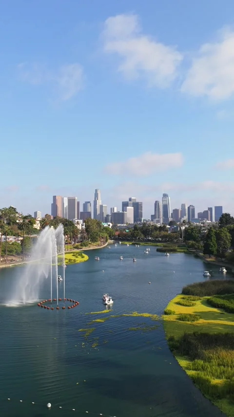 Scenic Echo Park Lake and downtown Los Angeles skyline with iconic water fountai Vídeo Stock 336634487