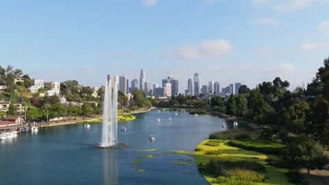 Scenic Echo Park Lake showcasing downtown Los Angeles skyline with iconic water Vídeo Stock 336634489