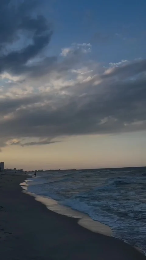 Scenic Evening Beach with Waves Under Cloudy Skies Video stock 341319200
