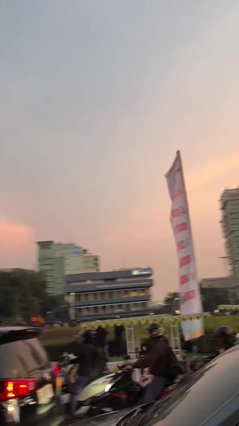 Scenic Evening View of Mass Protest Rally Around Tugu Tani Monument Stockbeeldmateriaal 348288764