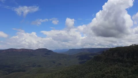 Scenic fast clouds over Blue Mountains Three Sisters peaks – 4k timelapse. Stock Footage 147520066