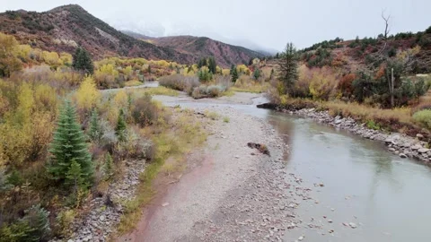Scenic Flyover River with Mountains in Background Vidéo 255871098