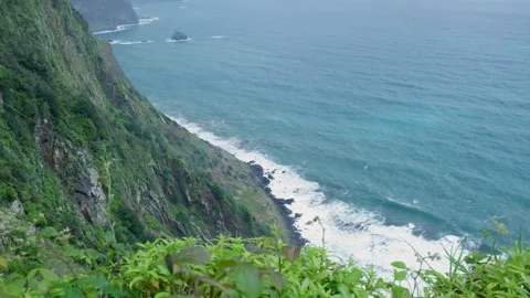 Scenic high angle view of ocean waves crashing on a cliff Stockbeeldmateriaal 333695722