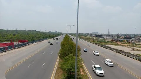 Scenic high angle view of Srinagar Highway traffic in Islamabad Fotos Stock