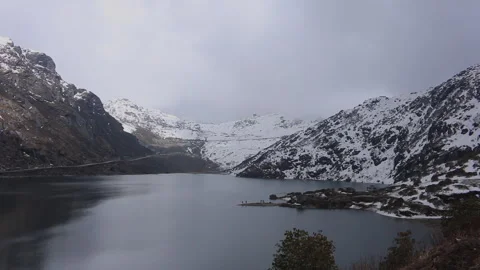 Scenic Himalayan Lake Surrounded by Snow-Covered Mountains in Sikkim Vídeo Stock 345874592