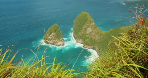 Scenic Kelingking Beach cliffs overlook turquoise ocean in Nusa Penida Bali Vídeo Stock 337621611