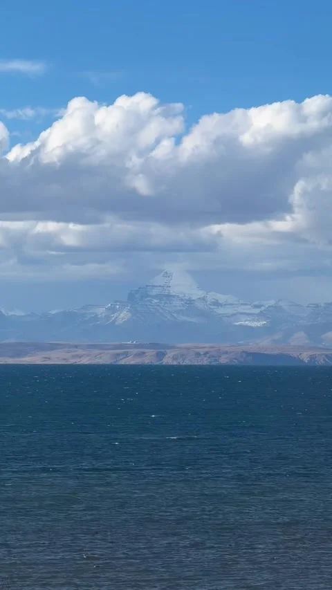 Scenic Lake Below Snow-Capped Mount Everest in Remote Tibet, China Video stock 337912848