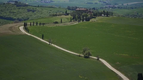 Scenic landscape with gladiator villa, road near Pienza. Endless green meadows Vídeo Stock 124170366