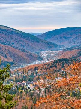 Scenic landscape view with small mountain town resorts located between the .. Foto stock