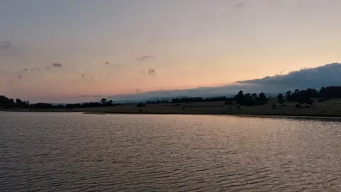 Scenic low altitude drone hyperlapse skimming over lake Vidéo 340470886