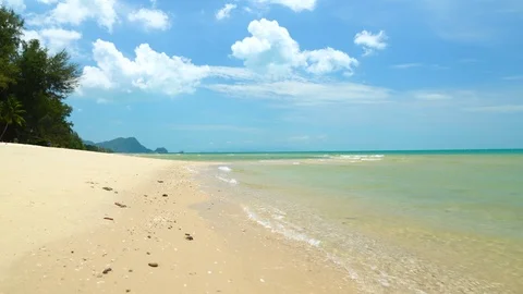Scenic of low angle and walking of the clean ocean crashing to tropical beach Vidéo 108586023
