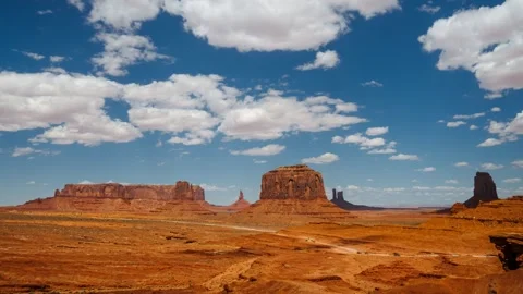 Scenic Monument Valley daytime time lapse with clouds over famous buttes and Vídeos de archivo 333355176