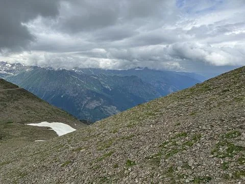 Scenic Mountain Landscape Under Dramatic Cloudy Sky Foto stock