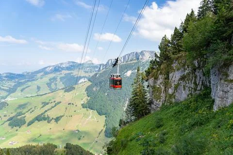 Scenic mountain landscape view with cable car pass through Foto stock