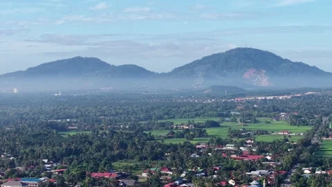 Scenic Mountain Range Over Lush Agricultural Fields and Small Towns Vídeos de archivo 346916057