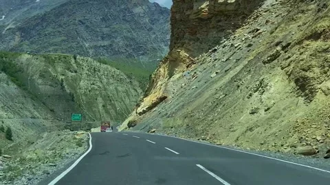 Scenic Mountain Road Through Rugged Himalayan Landscape with Vehicles Vídeos de archivo 341723114