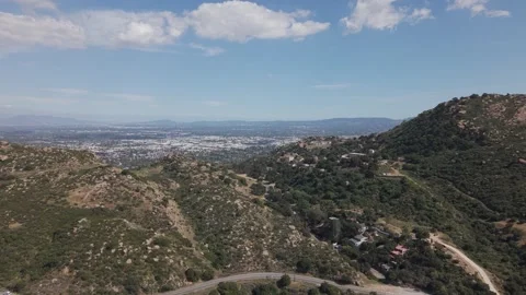 Scenic mountain road winding through Santa Susana Pass State Historic Park Vidéo 334585102
