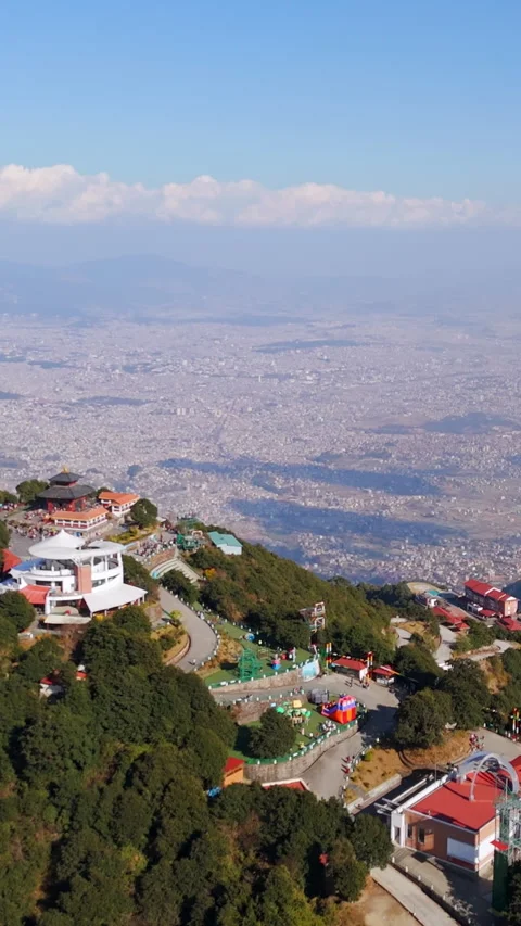 Scenic mountain top perspective of the sprawling Kathmandu metropolis Vídeos de archivo 332599182