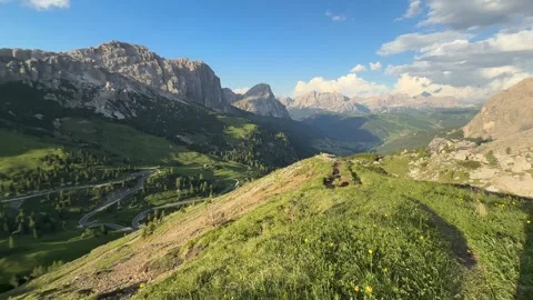 A Scenic Mountain Trail Winds Through Passo Gardena, Between Selva di Val Stockbeeldmateriaal 334634332